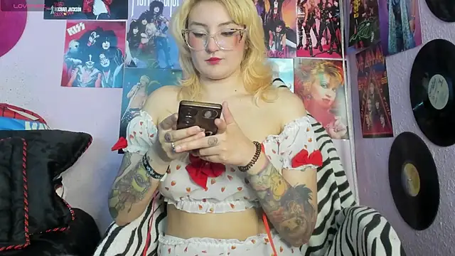 Avril Maria online show from September 2025 06:08:02 PM