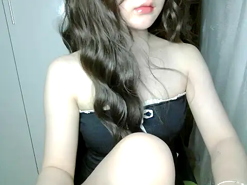 Snapshot of Annabelle-e chatting on May 2026 07:44:02 PM Annabelle-e online show from May 2026 07:44:02 PM
