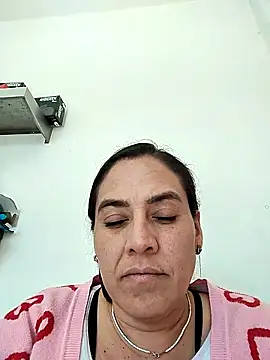 denissebombon online show from February 2026 06:02:02 PM