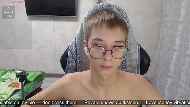 glasses cat online show from March 2026 06:36:02 PM