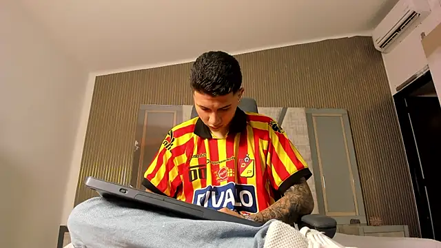 liaamsmiith  online show from September 2025 12:21:02 PM