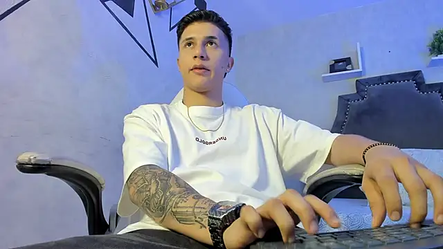 liaamsmiith  online show from November 2025 12:49:01 PM