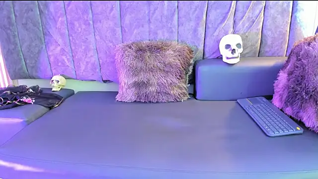 Snapshot of Rowan_Mills chatting on September 2025 08:25:01 PM Rowan Mills online show from September 2025 08:25:01 PM