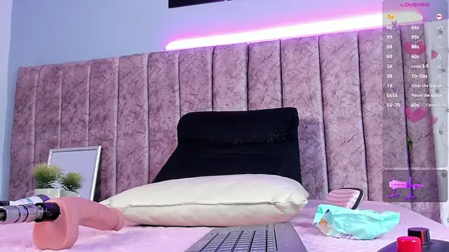 Niicolle Evanss online show from November 2025 08:20:01 PM