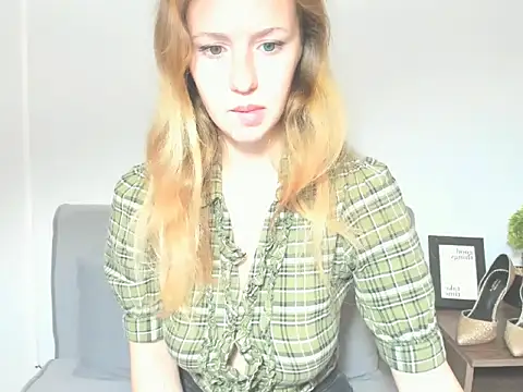 Snapshot of LyraHotty chatting on October 2025 04:26:01 AM LyraHotty online show from October 2025 04:26:01 AM