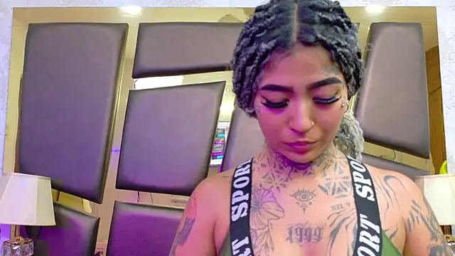 Snapshot of EmilieLake chatting on February 2026 07:43:01 PM EmilieLake online show from February 2026 07:43:01 PM