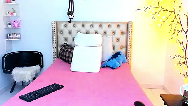 LenaStylesOA online show from November 2025 12:51:01 PM