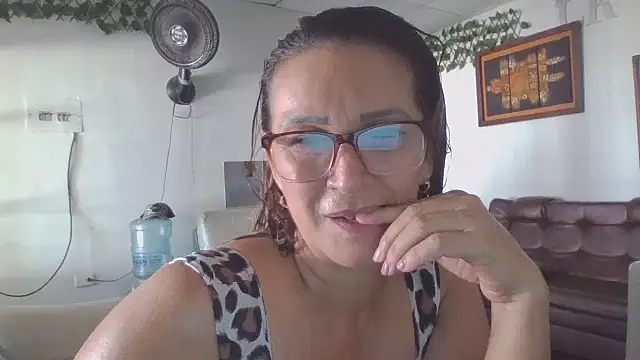 MiaVega online show from November 2025 03:03:02 PM