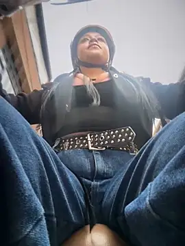 -Mia1 online show from November 2025 12:05:02 PM