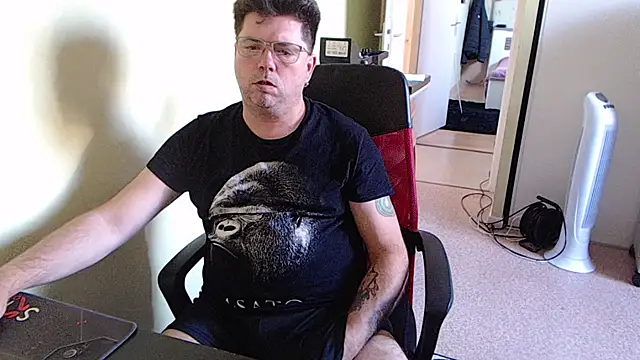 blueandwhite1 online show from October 2025 03:13:01 PM