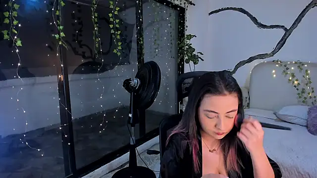 SarahCastro1  online show from November 2025 05:29:02 AM