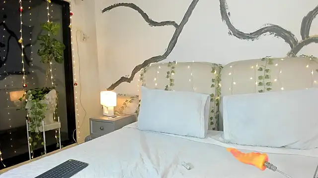 SarahCastro1  online show from November 2025 05:28:02 AM