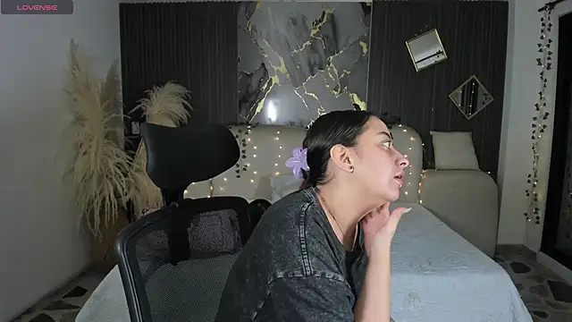 SarahCastro1  online show from January 2026 03:22:01 AM