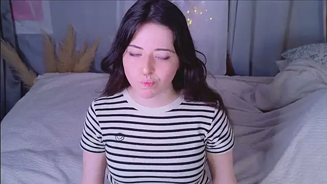 Snapshot of SoftAmora chatting on January 2026 06:48:01 AM SoftAmora online show from January 2026 06:48:01 AM