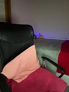 larajuli online show from April 2026 10:21:02 PM