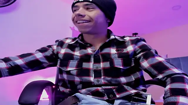 Muscle Scott online show from November 2025 12:50:02 PM