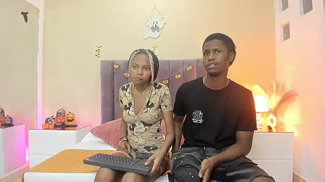 Snapshot of Kiaraa_y_Her_Crazy chatting on October 2025 03:53:01 AM Kiaraa y Her Crazy online show from October 2025 03:53:01 AM