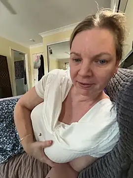 Snapshot of aussiepeaches chatting on February 2026 04:10:01 AM aussiepeaches online show from February 2026 04:10:01 AM