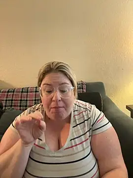 Snapshot of sexymommy1988 chatting on September 2025 05:05:02 PM sexymommy1988 online show from September 2025 05:05:02 PM