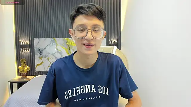 SantiagoRusso18 online show from September 2025 12:05:01 PM