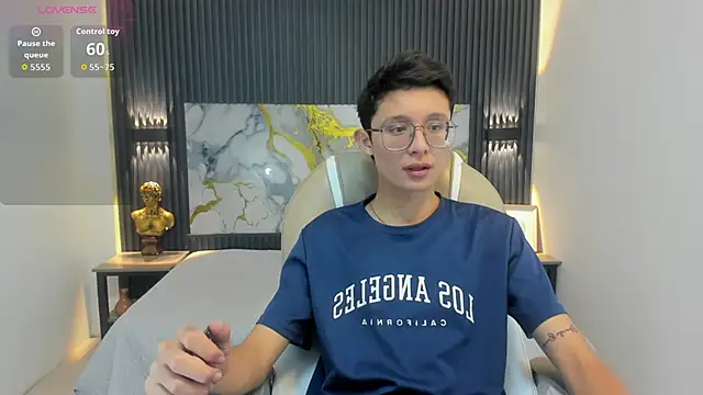 SantiagoRusso18 online show from October 2025 12:36:01 PM