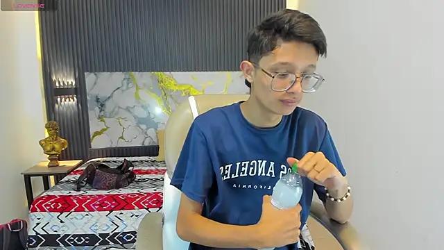 SantiagoRusso18 online show from December 2025 12:44:02 PM