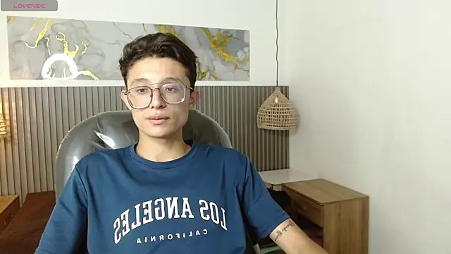 SantiagoRusso18 online show from March 2026 05:19:01 PM