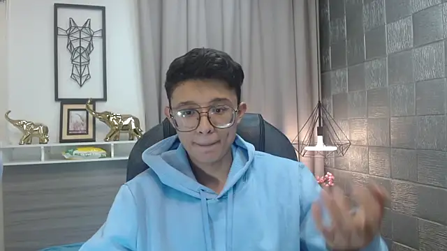 Snapshot of SantiagoRusso18 chatting on April 2026 11:47:01 AM SantiagoRusso18 online show from April 2026 11:47:01 AM