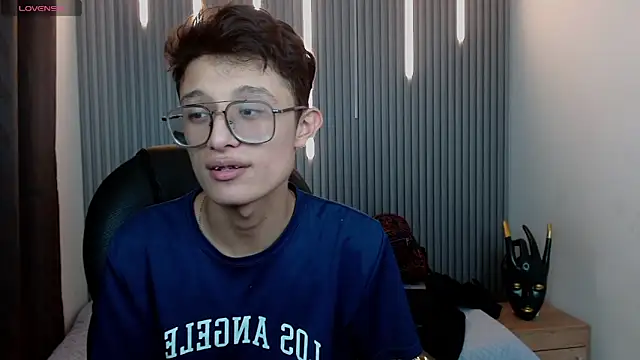 Snapshot of SantiagoRusso18 chatting on April 2026 10:34:01 PM SantiagoRusso18 online show from April 2026 10:34:01 PM