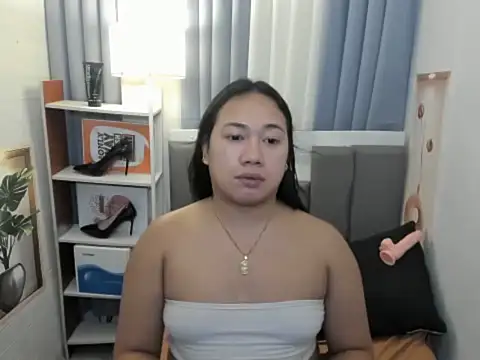 Snapshot of TsUncutKaren chatting on December 2025 04:44:01 PM TsUncutKaren online show from December 2025 04:44:01 PM