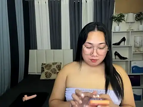 Snapshot of TsUncutKaren chatting on February 2026 04:52:02 PM TsUncutKaren online show from February 2026 04:52:02 PM