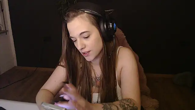 Luna Lynn online show from December 2025 04:51:01 AM