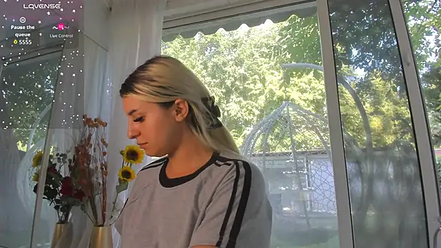 Snapshot of Ella_Vee chatting on June 2026 06:40:01 AM Ella Vee online show from June 2026 06:40:01 AM