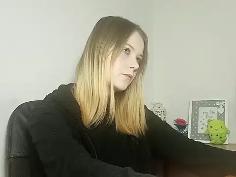 Snapshot of LydiaYoung chatting on November 2025 07:15:01 PM LydiaYoung online show from November 2025 07:15:01 PM