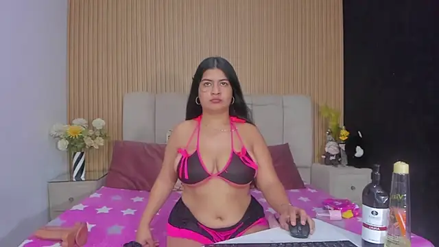 Snapshot of ZoeeGuzman chatting on November 2025 07:13:02 PM ZoeeGuzman online show from November 2025 07:13:02 PM