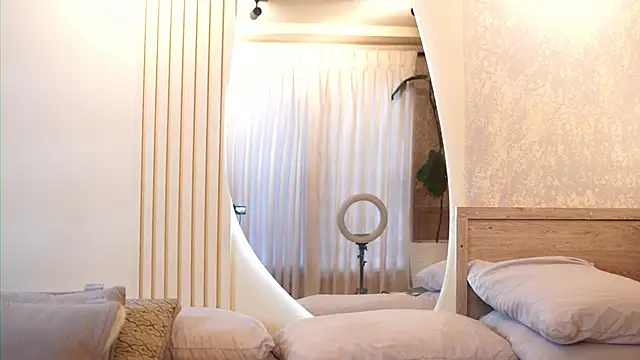 Tayler Kim online show from November 2025 07:34:01 PM