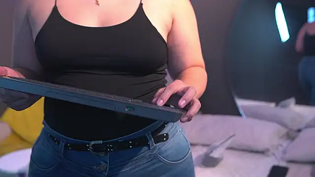 Tayler Kim online show from February 2026 06:23:01 PM