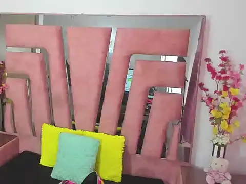 MaraKarly online show from November 2025 02:04:01 PM