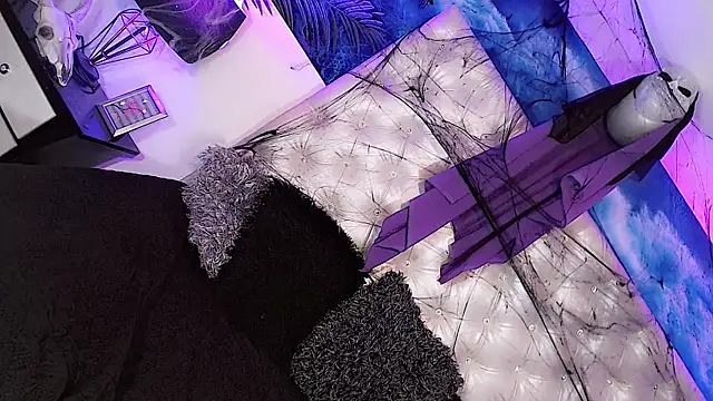 Valeria Swett  online show from October 2025 10:15:01 PM