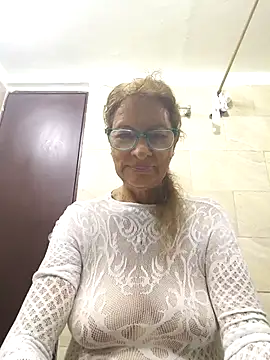 Snapshot of MaryLunne chatting on September 2025 06:30:01 PM MaryLunne online show from September 2025 06:30:01 PM