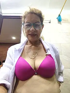 Snapshot of MaryLunne chatting on October 2025 12:19:02 AM MaryLunne online show from October 2025 12:19:02 AM