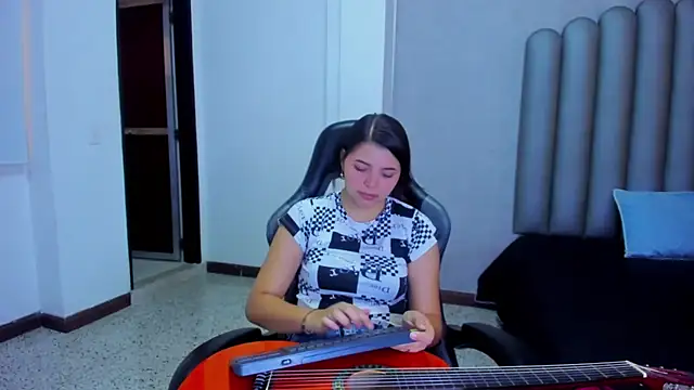 Charlotte-Star online show from December 2025 08:15:02 PM