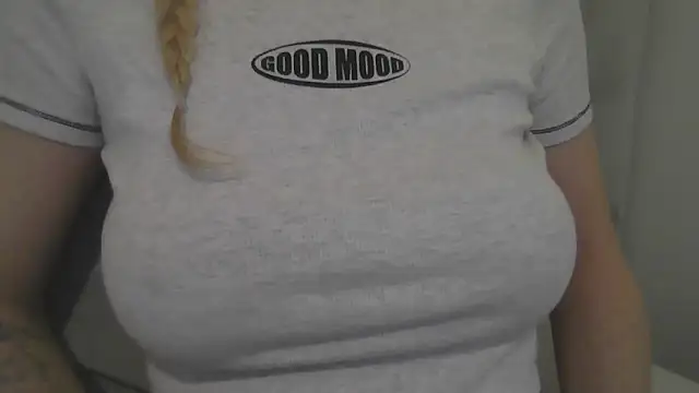 Snapshot of flirty_babe_x chatting on October 2025 05:00:01 PM flirty babe x online show from October 2025 05:00:01 PM