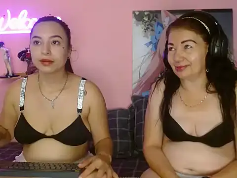 Snapshot of estefania_34 chatting on October 2025 08:07:01 PM estefania 34 online show from October 2025 08:07:01 PM