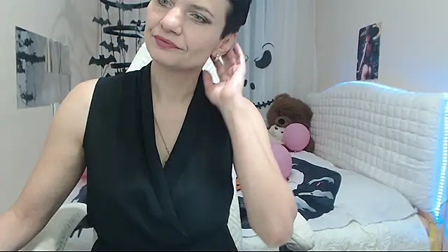 AvaSaturnian online show from October 2025 12:27:01 PM
