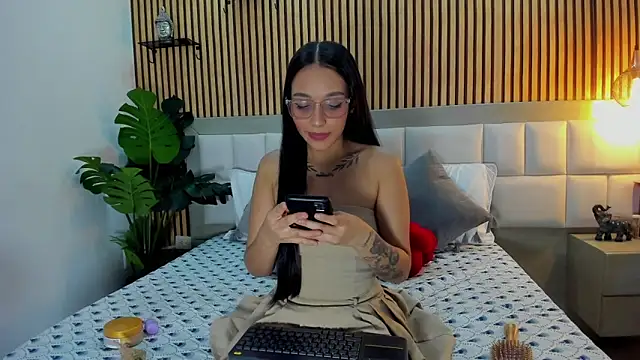 Roseaurora online show from November 2025 12:59:01 PM