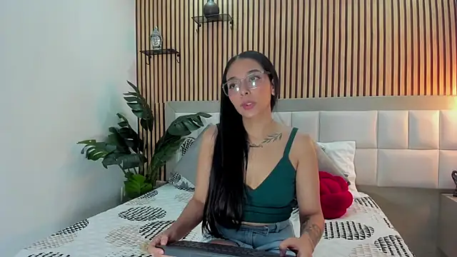 Roseaurora online show from December 2025 12:36:02 PM