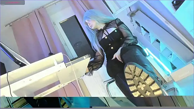 Snapshot of CruelSiren chatting on October 2025 06:47:02 PM CruelSiren online show from October 2025 06:47:02 PM