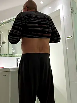 Oldmenhot66 online show from April 2026 04:01:01 AM