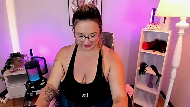 hollie joliie online show from March 2026 02:39:02 PM